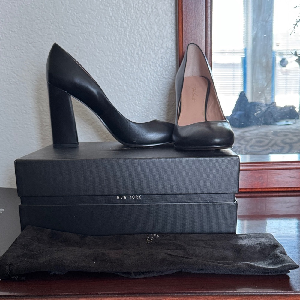 V C John Camuto Black Leather Women's Heels